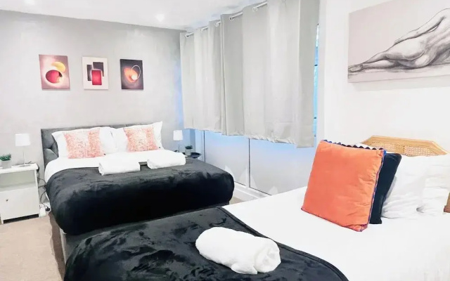 House - Sleeps 10 - Parking - Garden