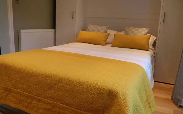 2-bed, Sleeps 4, Garden