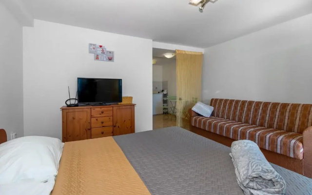 Beautiful Apartment in Jadranovo With Wifi