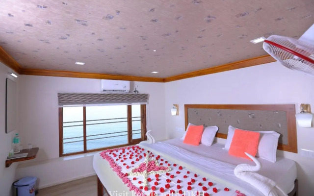 Soma Houseboat