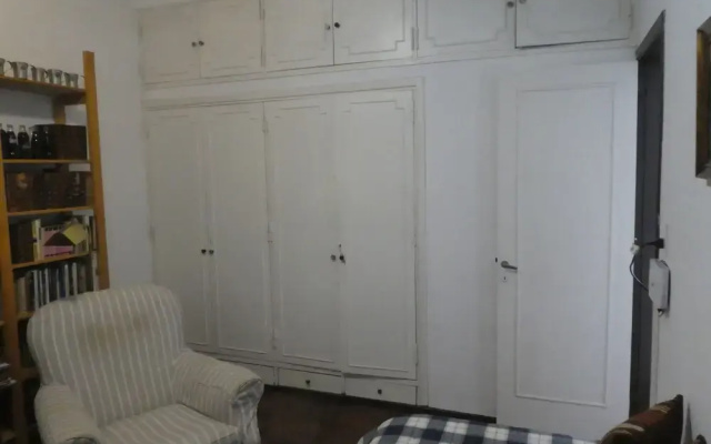 Departamento-casa muy amplio y céntrico.