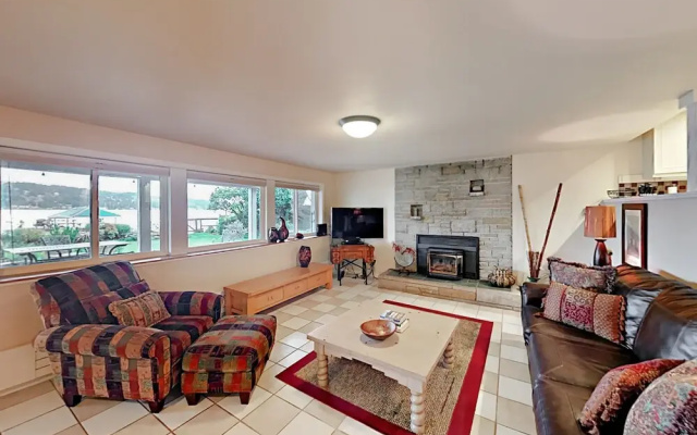 Beautiful 2BR Seattle Lake Apartment by RedAwning
