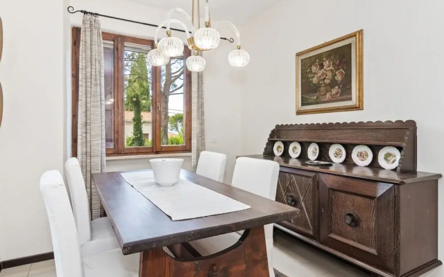 Comfortable Apartment With Library And Swimming Pool