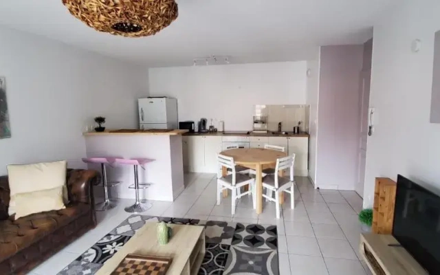 Appartement 2 chambres Balcon Parking privé Centre Village