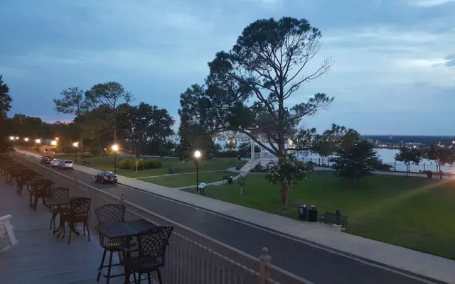 Bowie's Tavern - Restaurant & Bar & Inn