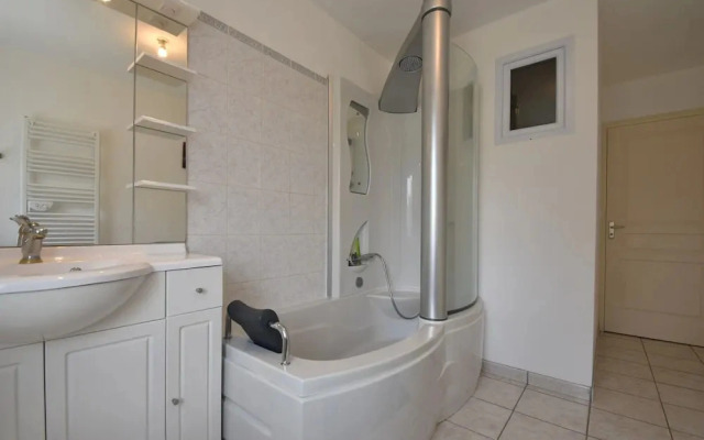 Home for 7 Guests in Plouvara