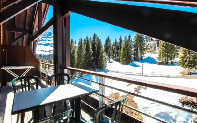 Charming 6th-floor 2-bedroom apartment with fireplace