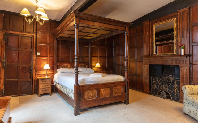 The New Inn by Roomsbooked