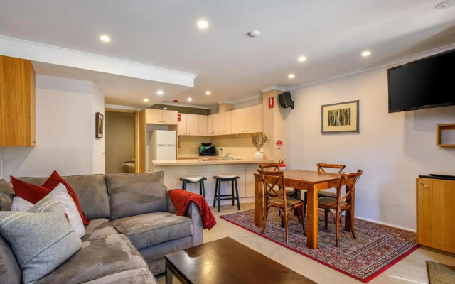 Lhotsky Studio 1 Bedroom with quiet location and onsite parking