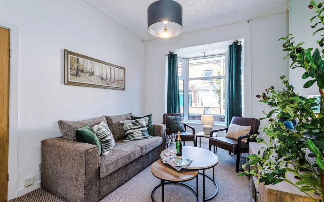 Stylish 2-bed House in Crewe Perfect for Business