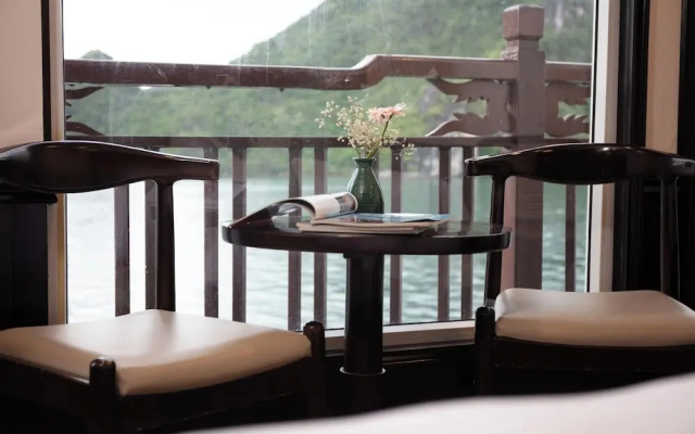 Amanda Cruise Ha Long Bay