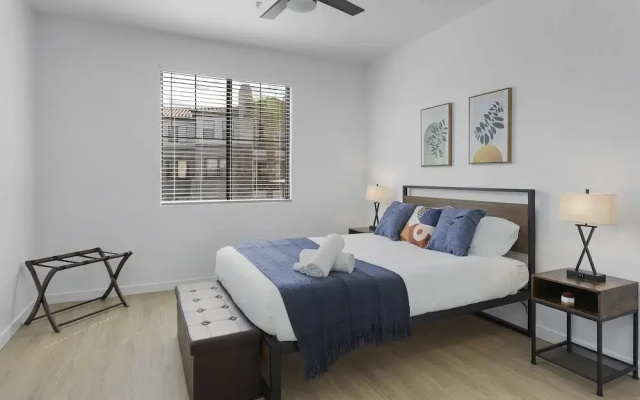 CozySuites Glendale with pool  04 and 18