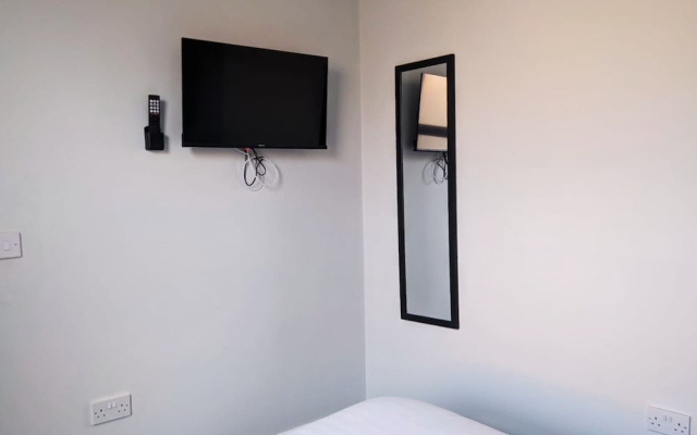 The Red Lounge House - sleeps 14