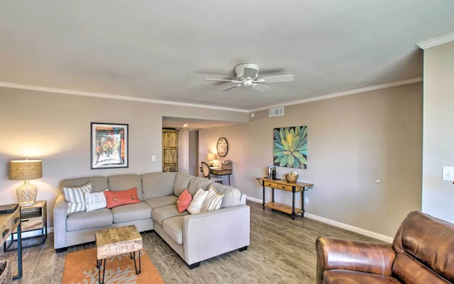Walk to Trolley & Lake: Sunny Scottsdale Townhome