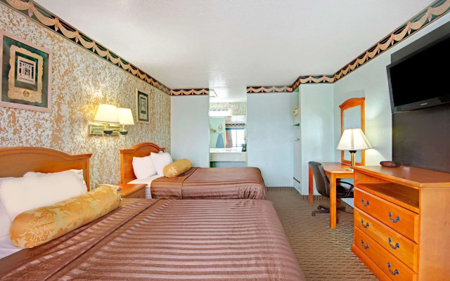 Econo Lodge Inn & Suites Near Lackland AFB