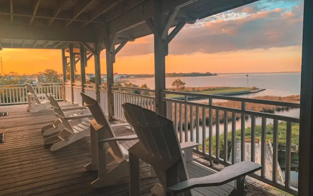 The Burrus House Inn Waterfront Suites