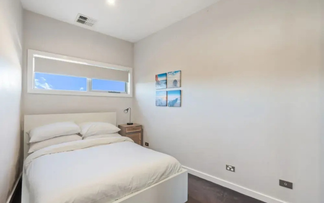 Stylish Curtin Stay With Balcony Views