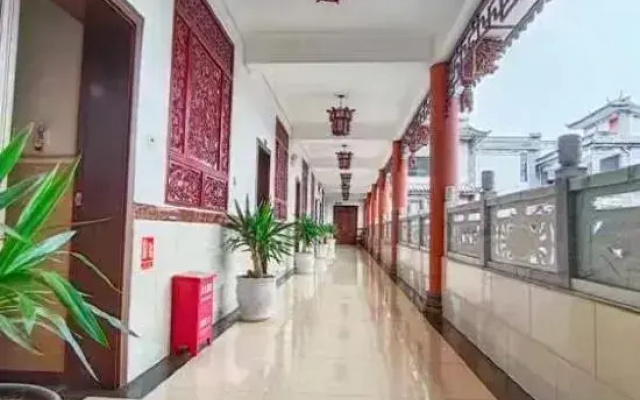 Lincang Yihai Hotel