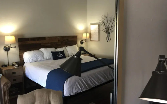 Pinemark Inn & Suites