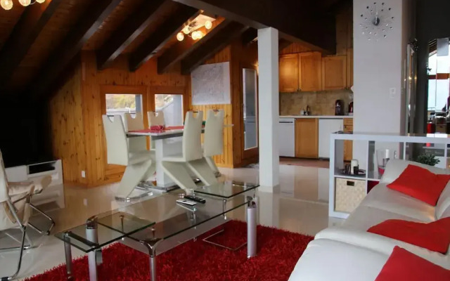 Elegant Apartment With Patio in Hills