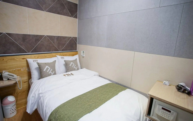 D.H Sinchon Guesthouse