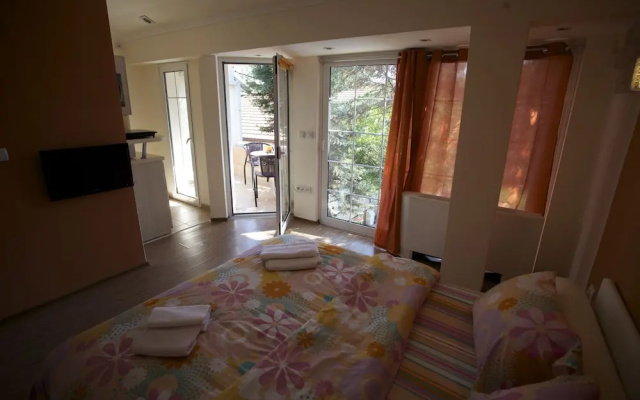 Aloha Apartments with pool
