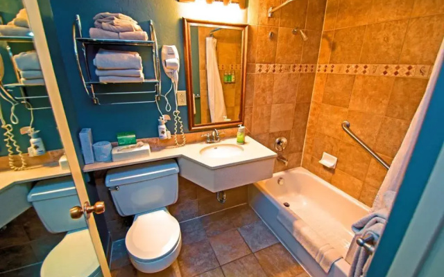 Thunderbird Lodge