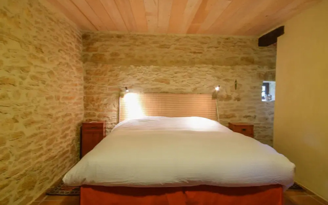 Spacious Villa in Puy-l'évêque With Swimming Pool