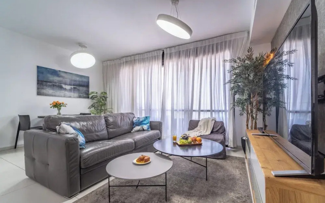 Stylish 1BR Beach-Front Apt w Sea View