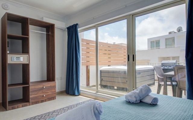 Airy Top Floor Apartment With Stunning Terrace