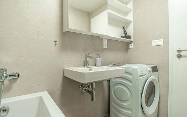 1BR Apartment Near Airport with Parking