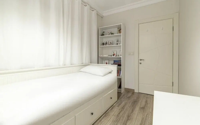 Vibrant and Central Flat with Balcony in Maltepe