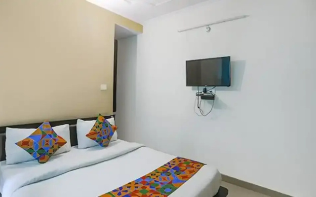 Lily Grand Hyderabad Gate by OYO Rooms