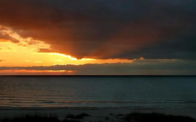 Sunset Beach House - Beach Hugger 3