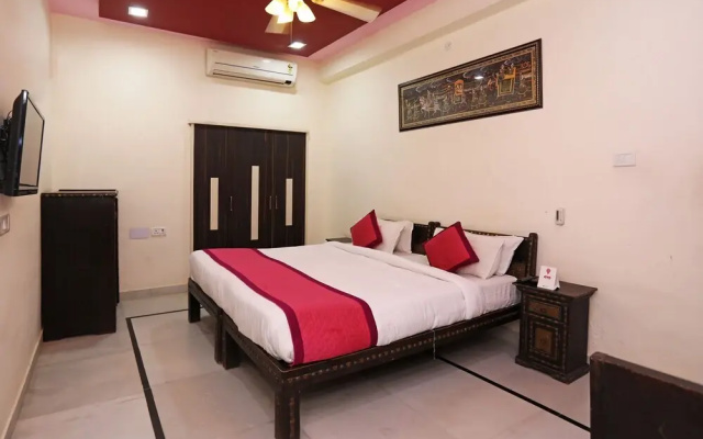 OYO 9933 Hotel Meera Mahal