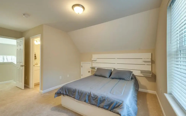 Hike & Ski: Pocono Lake Home w/ Community Perks!
