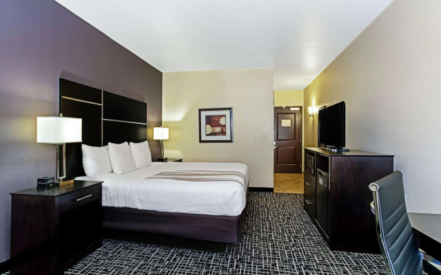 La Quinta Inn & Suites by Wyndham Denver Gateway Park