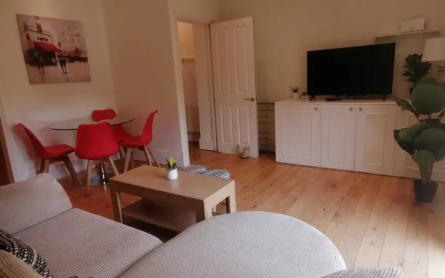 Bright Clapham flat with private garden, sleeps 4