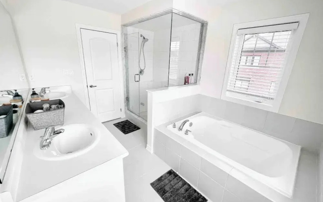 Brand New 5 Bedroom Home in West Niagara