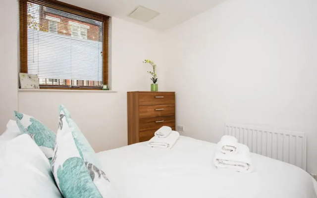 2 Bedroom Flat with Patio Sleeps 4