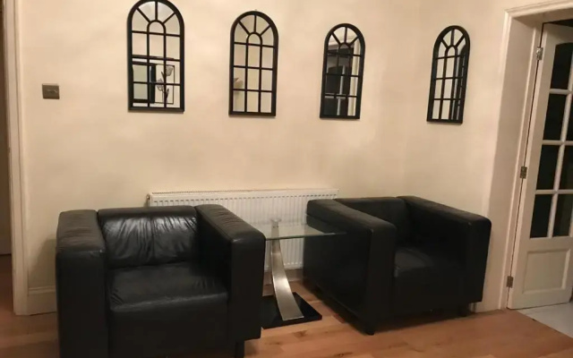 3-bed Semi-detached House, Wifi, Parking, Outdoor Space
