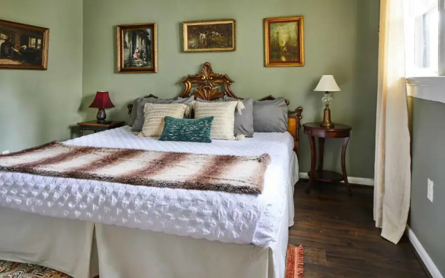 Apt2 Edenbrae - Walkable Southern Gothic Mansion