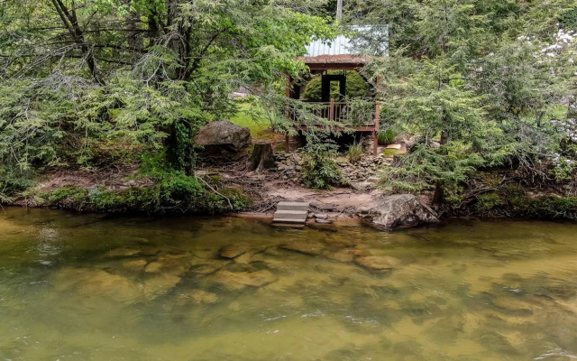 PICK's RIVERSIDE RETREAT
