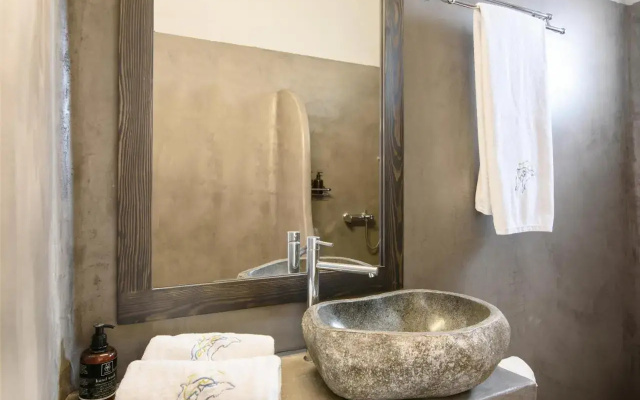 Luxury villa in Megalochori Santorini with Jacuzzi