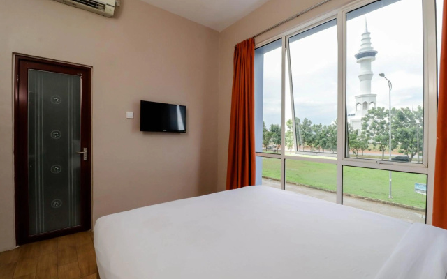 Blitz Hotel Batam Near Sultan Mahmud Ri'ayat Shah Mosque
