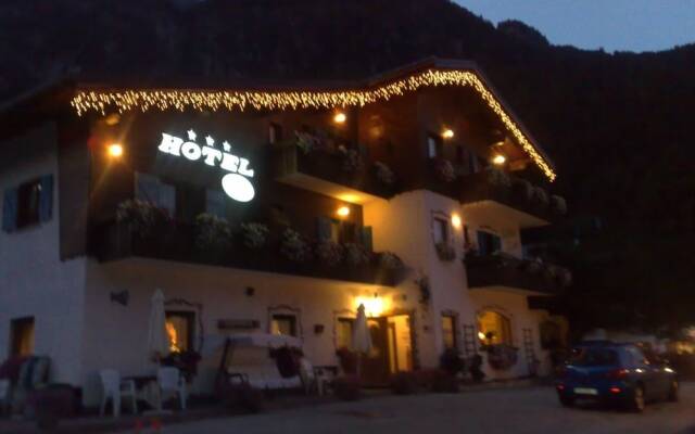 Hotel Villa Eden Рокка Пьеторе вид на фасад