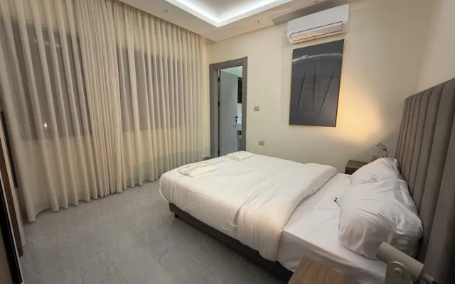 004 JRE Apartment With Stunning Boulevard Veiw