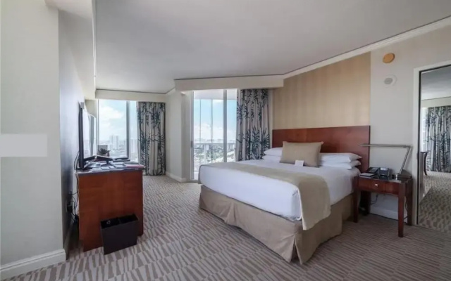 Fabulous Waterfront 2BR 2BA Trump Tower Apartment 6 Guests
