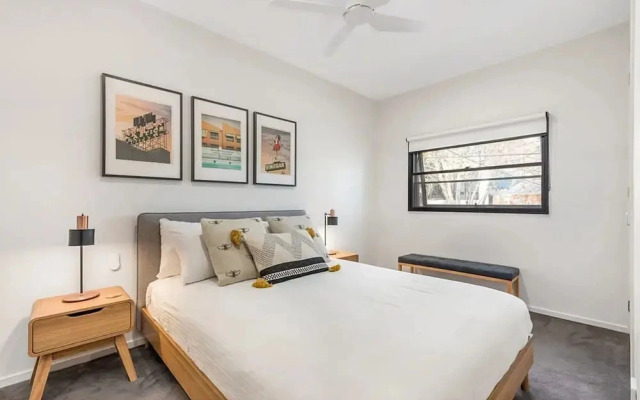 Beautiful 2-storey Unit With Balcony Near Smith St