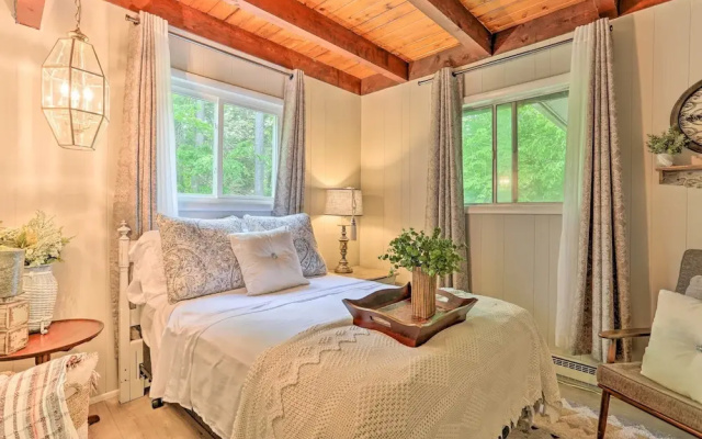 Welcoming Poconos Retreat w/ Deck & Pool Access